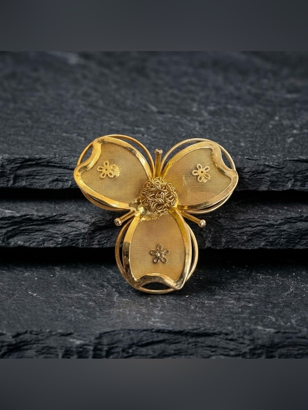 Vintage 70s Gold Mesh Clover Flower Trifoil Statement Brooch Pin Accent Jewelry